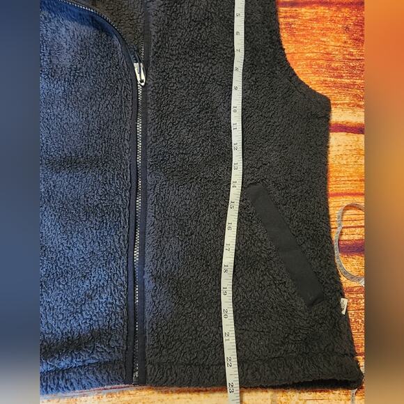 The North Face Women's Black Sherpa Fleece Vest Size Medium - Picture 3 of 9